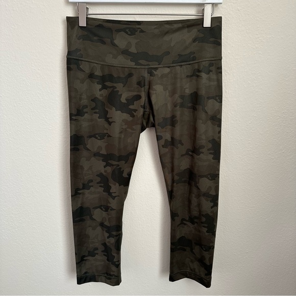 Lululemon Camo Capri Leggings Size 8 - Picture 1 of 6